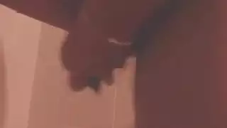 الجنس مع الحيوانات الصريح: رجل يأخذ كلبه بخشونة