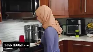 فيديو صريح: مراهقة عربية تبتلع بعمق وتضاجع بعنف