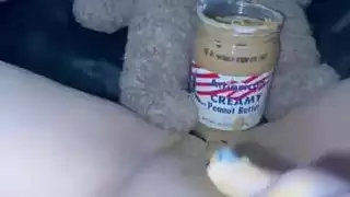 تجربة إباحية: عذراء مراهقة تأخذ حمولة سميكة من زبدة الفول السوداني