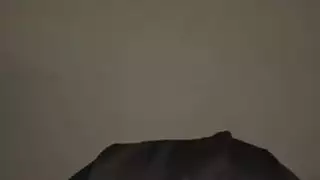 فتاة عربية ترتدي حجاب تستمني حتى تبلل السرير