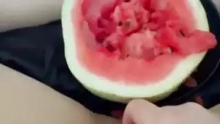 إباحية مراهقة صريحة: مضاعفة هزات الجماع في فرجها الضيق