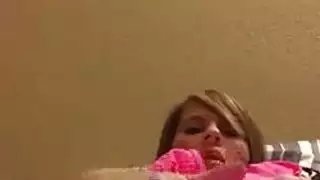 فتاة قرنية ترتدي نظارات تربط جورباً لمؤخرتها المؤلمة وتنكح بقوة على الطاولة