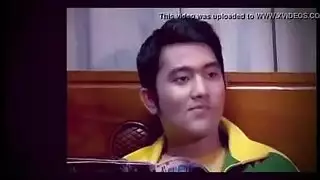 مراهقة تتعرى تماماً وتدخل أصابعها في فرجها الضيق