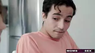 اُلتُقِطَ على الكاميرا: صديق يلعق ميلف ساخنة