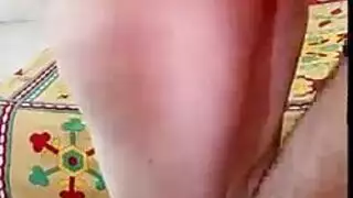 عاهرة شقراء تفتح ساقيها للغرباء في الحديقة