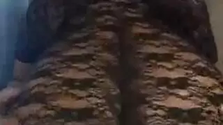 تمدد فرجها بعد يوغا الصباح في الحر