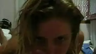 فتاة مثيرة تخدم بفمها باحترافية