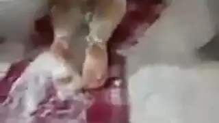 اب بينام مع بنته في السرير واحد وهو هم الاثنين سكرانين وهم لوحدهم فقط
