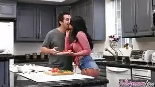 سكس امسك امي وهي تنتاك مع صديقي وينيكها بالقوة