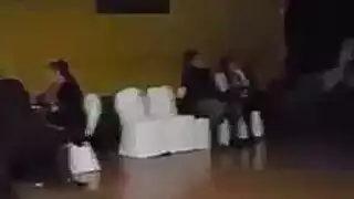 الراقصة الآسيوية الوشم في الزي المثيرة تحصل مارس الجنس في استوديو جميل، على المسرح