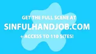 عاهرة سمراء تركب قضيبًا إباحيًا بقوة وهي ترتدي جوارب سوداء