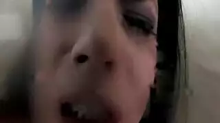 بيلعب بصباعو لحد مشهو تنزل من كسه