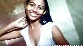  عاهرة صغيرة تكشف جسدها المراهق لجنس جماعي