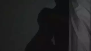 كس الفتاة السمراء يتم تدميره بواسطة قضيب هاوي