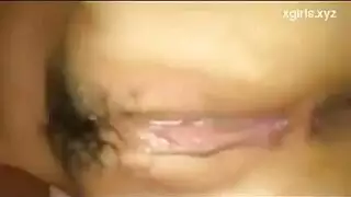 فتاة ممتلئة الجسم تتعرض لضربة مزدوجة في غرفة المعيشة الواسعة