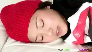 آسيويتان مراهقتان تأخذان قضيبًا أسودًا كبيرًا في جولة جنسية قاسية