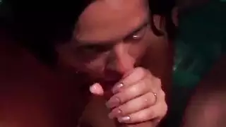 مواطنة ناضجة تغوي الشاب لممارسة جنسية قاسية