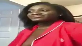 استمناء متقطع والوصول للنشوة في ملابس داخلية وردية ضيقة، منظر أمام المرآة