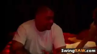 ثديي الفتاة السمراء يهتزان بينما تختنق على قضيب