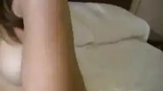 مشاهدة التلفاز تتحول إلى حفلة جنس مزدوج مع شقراء