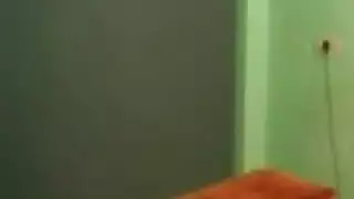 هندية صغيرة تمارس الجنس مع نفسها بالهزاز وترتدي شبكة