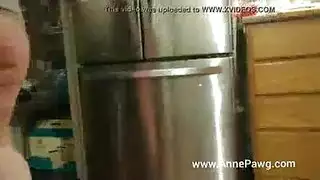 أسطح المطبخ مغطاة بالمني والأنين