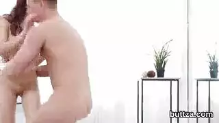 فتاة سمراء فينتيج تحب ابتلاع السائل المنوي في البورن
