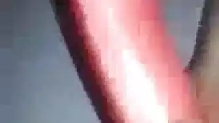 سمراء محتاجة تمص وتركب قضيبًا وحشيًا قبل أن تقذف بقوة