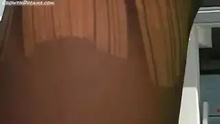 أنين إكس إكس إكس بينما قضيبه السمين يضرب فتحتها الضيقة