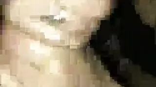 العاهرة المتعطشة للقضيب تمص ثم تُضرب بعمود ضخم