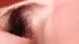 فتاة آسيوية تمص قضيبًا ضخمًا بعمق قبل ركوب الكاوجرل ووصولها لهزة عنيفة