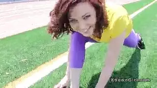 عاهرة مراهقة شقراء نارية تلعق فرجها قبل أن تركب هزازاً بقوة