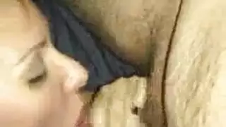 هواة مع وشم قط على الجبهة تمص بعمق قبل جنس قوي