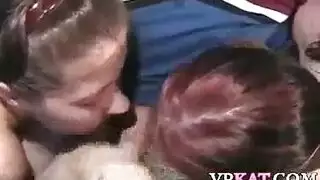 الزميلة الناضجة تساعد الزوج في ثلاثي إباحي