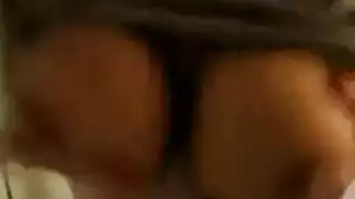 شقراء هاوية ثرية تتباهى بحقيبتها بينما تتعرض للضرب الجنسي