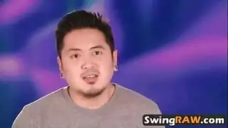 إباحية غرفة المعيشة: مراهقة شقراء تأخذ قضيبًا على الأريكة