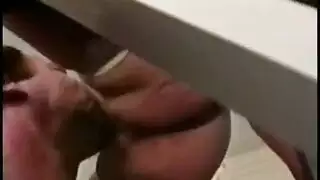 ٣ تقبيل فمها ثم بلع القضيب الاصطناعي