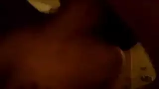 ذهبت جولدي إلى الفناء الخلفي مع أصدقائها السود الكبار لجلسة جنس جماعي قاسية