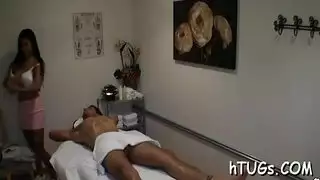 مدلكة شقراء تأخذ قضيب السائح لركوب مساج قاسي