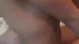 أثداء العاهرة الآسيوية الصغيرة العصارية تتوسل لفعل إباحي سري