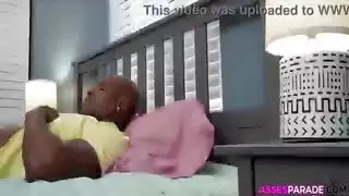 ينام مع أمه ويقتصب طيز أمه