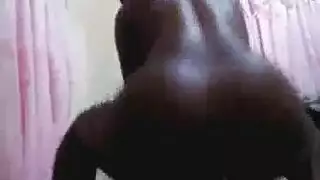 طلبت فتاة رائعتين تدليك، لكنها انتهت إلى ممارسة الجنس مع معالج تدليكها