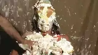 فتاة آسيوية مبللة تركب زب في مشهد خارجي جامح