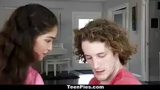 الخاله تحمل مترجم