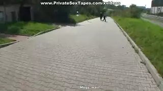 جنس جماعي في الخارج: هواة مثارون يأخذونه في الشوارع