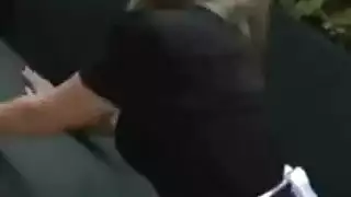 مدرب اللياقة ينيك فرج شقراء بوضعية كلابي