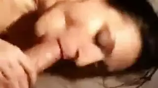 متسلل ليلي يملأ فتحات فتاة نائمة