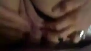 هواة مثيرة تخلع حمالة صدرها وسراويلها الداخلية لفعل جنسي صريح