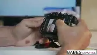 كاميرا تجسس تلتقط جلسة جنس صريح جامحة للسكرتيرة على المكتب