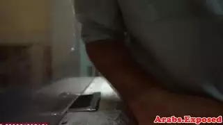 فتاة عربية مثيرة تتعامل مع قضيب ضخم بقوة
